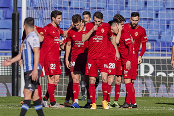 Los rojillos celebran el 0-1 anotado por Javi Martínez, que se abraza a Roncaglia. (LOF)