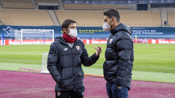 Marcelino con Aduriz en el entrenamiento realizado ayer por el Athletic en La Cartuja. (@AthleticClub)