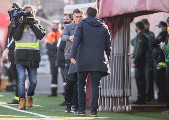 Mendilibar saluda al técnico del Navalcarnero Luis Ayllón antes del comienzo del partido. (Jorge R.R./LOF)