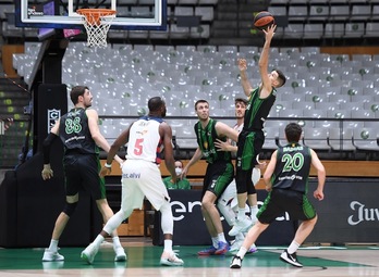 El último duelo entre baskonistas y verdinegros acabó con una ajustada derrota gasteiztarra por 83-82. (D. GRAU / ACB PHOTO)