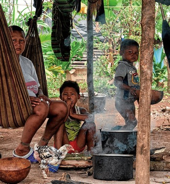 Nilos de la comunidad nukak makú.