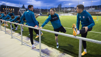 Yuri, en primer plano, estirando en el entrenamiento. (@AthleticClub)