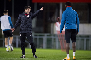 Marcelino dando instrucciones a Williams en el entrenamiento del martes en Lezama. (@AthleticClub)