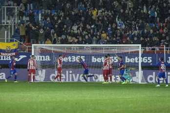 El Eibar consiguió su primer triunfo ante el Atlético hace un año. (Aritz Loiola/Foku)