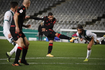 Willian José, en su gran remate del segundo gol. (Agencia LOF)