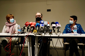 Fina Liceranzu, Manu Cabacas y Jone Goirizelaia, en la comparecencia para valorar la sentencia del Supremo. (Marisol RAMIREZ/FOKU)