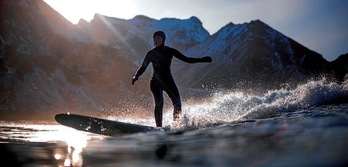 Surflari bat, Lofoten irletan.