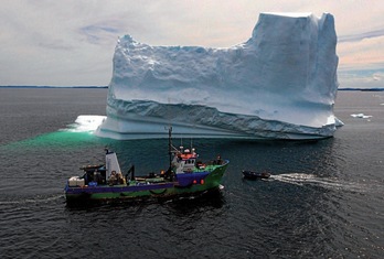 Icebergen izotza «arrantzatzen» ari den itsasontzia, Bonavista badian. 