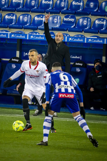 Abelardo dirige al Alavés en esta segunda etapa como técnico babazorro. (Jaizki FONTANEDA/FOKU)