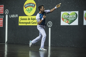 Mikel Urrutikoetxea oldarkorrago aritu da erasoan. (Aritz LOIOLA/FOKU)