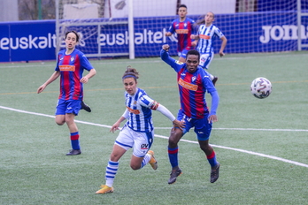 Nahikari García trata de ganar la posesión ante Noko. (Gorka RUBIO / FOKU)