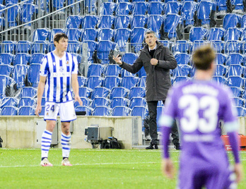  Imanol da órdenes a sus jugadores en el partido contra el Betis. (Gorka RUBIO/FOKU)