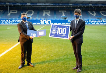 El presidente del Alavés, Alfonso Fernández de Trocóniz, muestra el sello conmemorativo del centenario. (ALAVÉS)