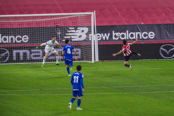 Raúl García ha anotado de voléa en el primer tiempo. (Aritz LOIOLA / FOKU)