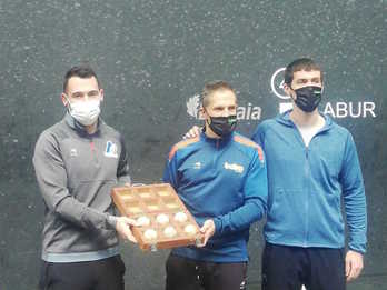 Jaka, Olaizola y Rezusta, este miércoles en el frontón Bizkaia de Bilbo. (ASPE PELOTA)