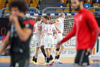 Los jugadores de DInamarca celebran el pase a semifinales ante unos cabizbajos egipcios. (Mohamed ABD EL GHANY/AFP)