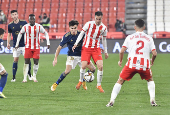 Iñigo Pérez presiona a un rival del Almería en la eliminatoria de octavos de Copa. (AGENCIA LOF)