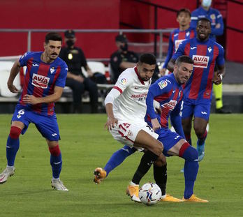 Arbilla, en la imagen durante el partido de la primera vuelta en el Pizjuán, regresa a la convocatoria y posiblemente al once titular. (Manu Gómez/LOF)