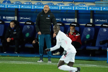 Abelardo dirige al Alavés en el encuentro contra el Real Madrid. (Endika PORTILLO/FOKU)