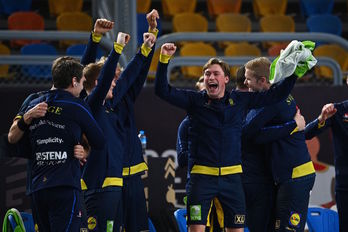 La escuadra celebra su pase a la final veinte años después. (Anne-Christine POUJOULAT/AFP) 
