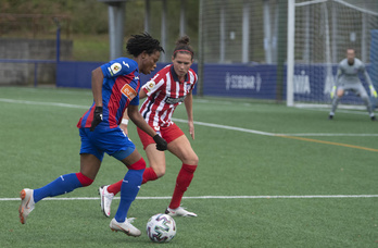 El Atlético se llevó los tres puntos de Unbe en la primera vuelta gracias a un gol de Van Dongen, en la imagen junto a Adule. (Jon Urbe/Foku)