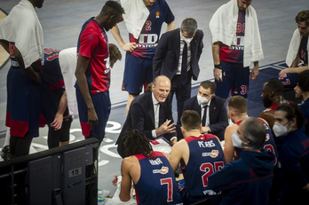 Dusko Ivanovic da instrucciones a sus jugadores en Euroliga ante Zalgiris. (Jaizki FONTANEDA/FOKU)