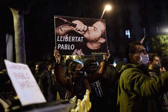 Pancartas por la libertad de Pablo Hasel en la marcha de Barcelona. (Josep LAGO/AFP)