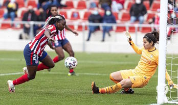 Ajara Nchout encara a Noelia, que ha firmado un partido soberbio. (LFP)