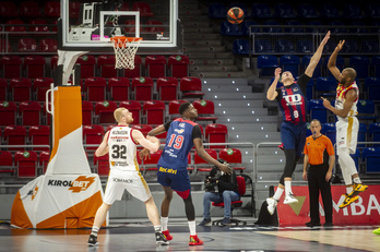 Sedekerskis, el mejor valorado de Baskonia, intenta taponar a un jugador del Casademont Zaragoza. (Jaizki FONTANEDA/FOKU)