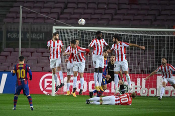 Momento en el que Messi marca de falta directa el 1-0 ante el Athletic. (Lluis GENÉ/AFP)