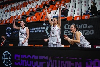 Asko jokatu ez arren, Naiara Diezek dena eman du aulkitik taldekideak animatzen. (FIBA BASKETBALL)