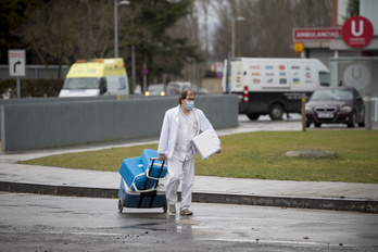 Un sanitario transporta neveras que se usan para transportar viales  de Pfizer en Iruñea. (Iñigo URIZ/FOKU)