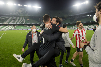 Williams y Morcillo corren a celebrar con Raúl García el empate a uno ante el Betis. (AGENCIA LOF)