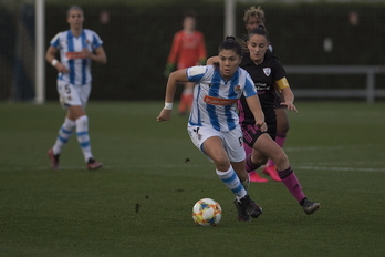 Kiana Palacios conduce el balón durante el encuentro entre Real y Madrid de la temporada pasada. (Juan Carlos Ruiz/Foku)