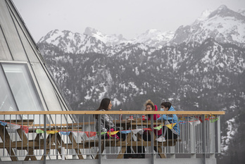 Jóvenes disfrutando este viernes de la terraza del refugio de Belagua. (Jagoba MANTEROLA/FOKU)