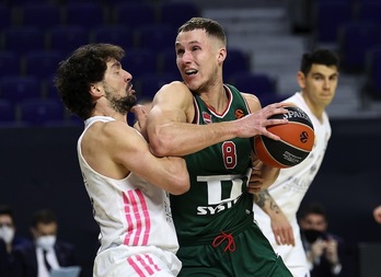 Sedekerskis ha sacado cumplida ventaja de su corpachón sobre Llull en el poste bajo. (EUROLEAGUE.NET)