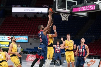 Saski Baskonia superó a Tenerife en la ida merced a su presencia física. (Endika PORTILLO / FOKU)