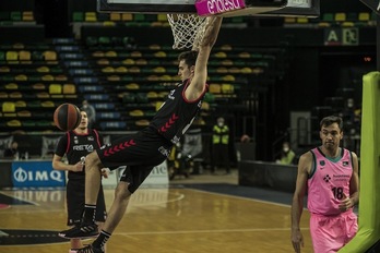 Alex Reyes se cuelga ante el Barça de una aceptable primera mitad de Bilbao Basket. (Aritz LOIOLA / FOKU)