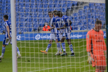 Isak y Oyarzabal, autores de los cuatro goles, celebran uno de los tantos ante la resignación de Ledesma. (Gorka RUBIO/FOKU)