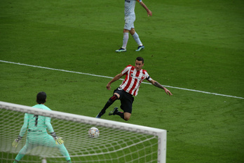 Berenguer ante Domenech, portero del Valencia. (Aritz LOIOLA / FOKU)