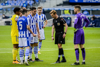 Pizarro Gómez pita un penalti por una mano de Zubeldia que tras ser analizada por el VAR fue anulado. (Gorka RUBIO/FOKU)
