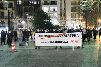 Concentración en Donostia de apoyo a Pablo Hasel y por la libertad de expresión. (Gorka RUBIO/AFP)