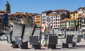 Desinfección de espacios públicos en Bermeo. (Marisol RAMIREZ/FOKU)