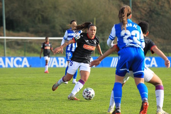 Llompart avanza con el balón en Abegondo. (La Liga)