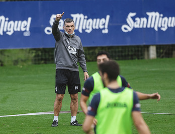 Mendilibar dirige a sus futbolistas en Atxabalpe. (SD Eibar)