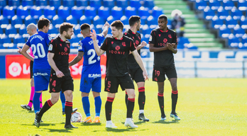 Los jugadores realistas se felicitan tras el gol marcado por Isak. (Agencia LOF)