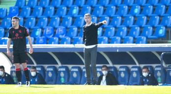 Imanol da instrucciones a sus jugadores en presencia de Zaldua, que ha sido el lateral derecho elegido. (Agencia LOF)