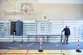 Colegio electoral instalado en Hospitalet de Llobregat. (Pau BARRENA/AFP)