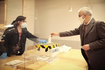 Carlos Carrizosa, candidato de Ciudadanos, en el momento de votar.