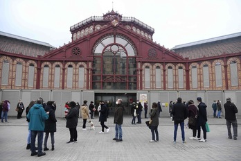 Electorado a las puertas del Mercat de Sant Antoni, escuela electoral este 14F. (Josep LAGO/AFP)